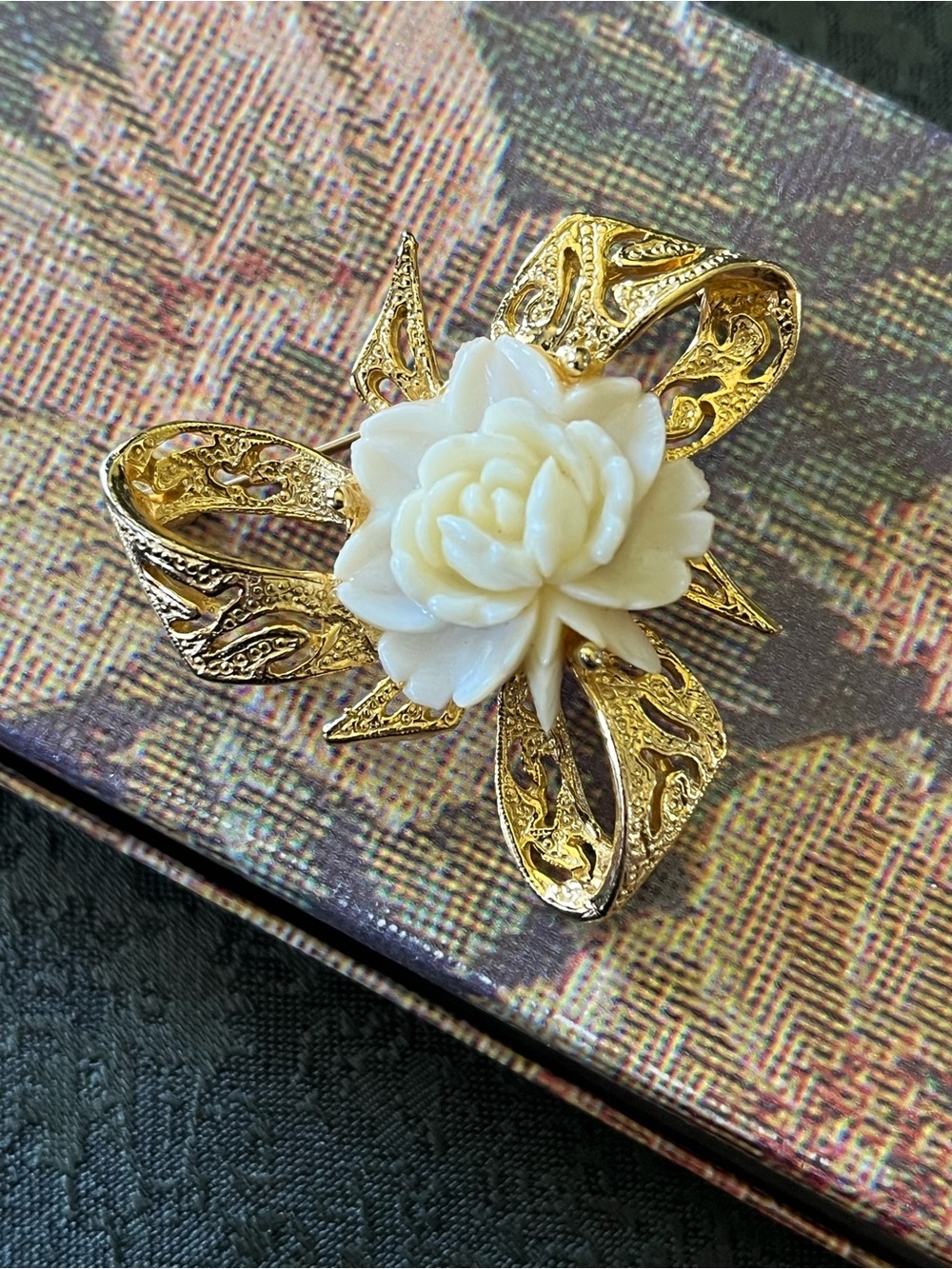 Vintage 80s Victorian White Porcelain Rose Filigree Brooch Gold Tone Bow